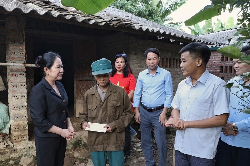 Thứ trưởng Nông Thị Hà trao quà cho hộ gia đình ông Triệu Văn Thân, xóm Đà Sa, xã Thông Nông. Ảnh: Xuân Quý