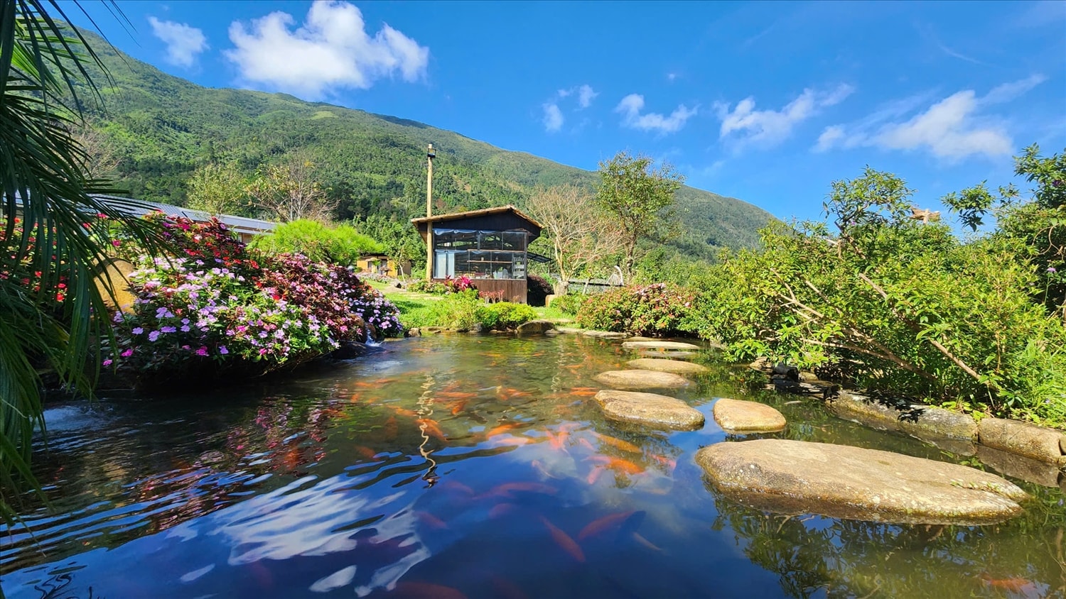 Nhiều điểm du lịch hấp dẫn tại miền mây trắng Hoành Mô. Ảnh: Mỹ Dung
