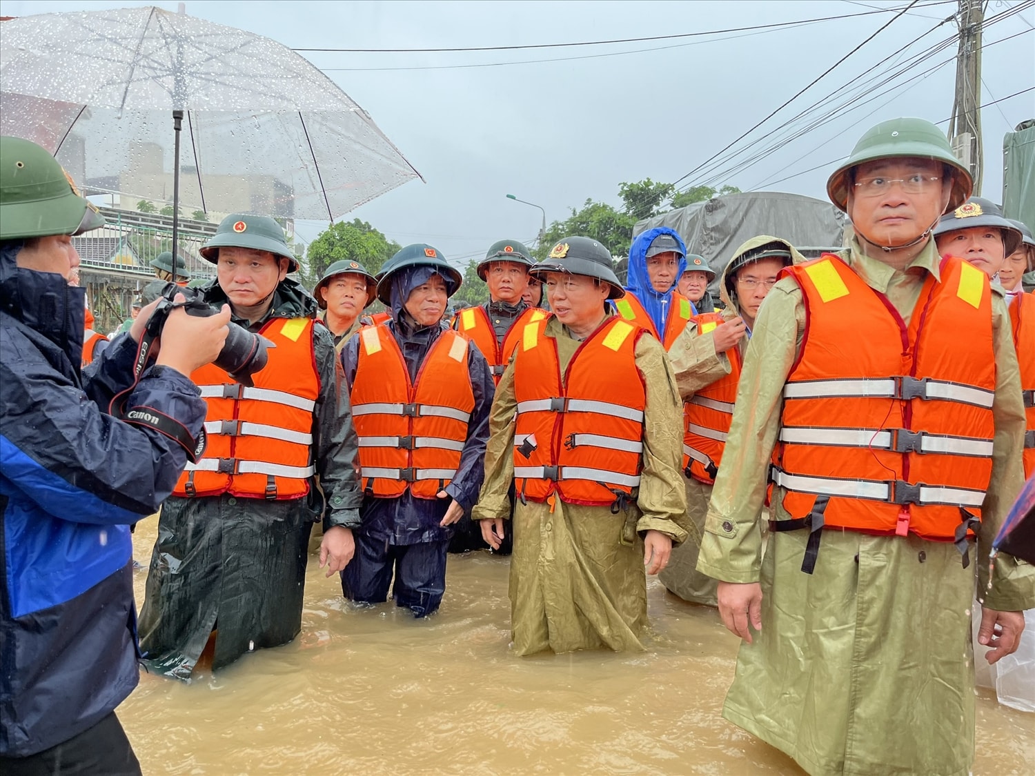 Phó Thủ tướng Trần Hồng Hà kiểm tra công tác phòng chống lũ lụt tại Điện Bàn Đông. (Ảnh Thi Thi)