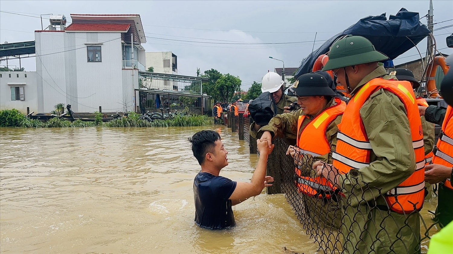 Phó Thủ tướng Trần Hồng Hà thăm hỏi, chia sẻ với bà con vùng lũ Điện Bàn Đông (Ảnh Thi Thi).