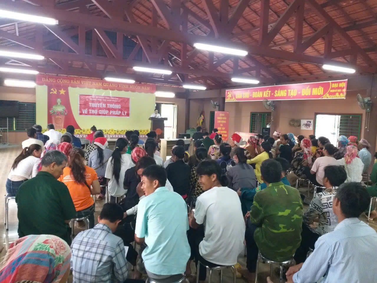 Cán bộ trợ giúp pháp lý tuyên truyền phổ biến GDPL và giải đáp thắc mắc pháp luật cho người dân trong buổi truyền thông tại thôn, bản tỉnh Lào Cai.