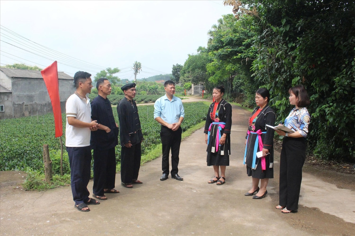Các thành viên Câu lạc bộ múa Tắc Xình chia sẻ với Nhà báo Vân Khánh (Báo VietNamNet) về nét độc đáo của nghệ thuật múa dân gian người Sán Chay. (Ảnh: Vân Khánh)