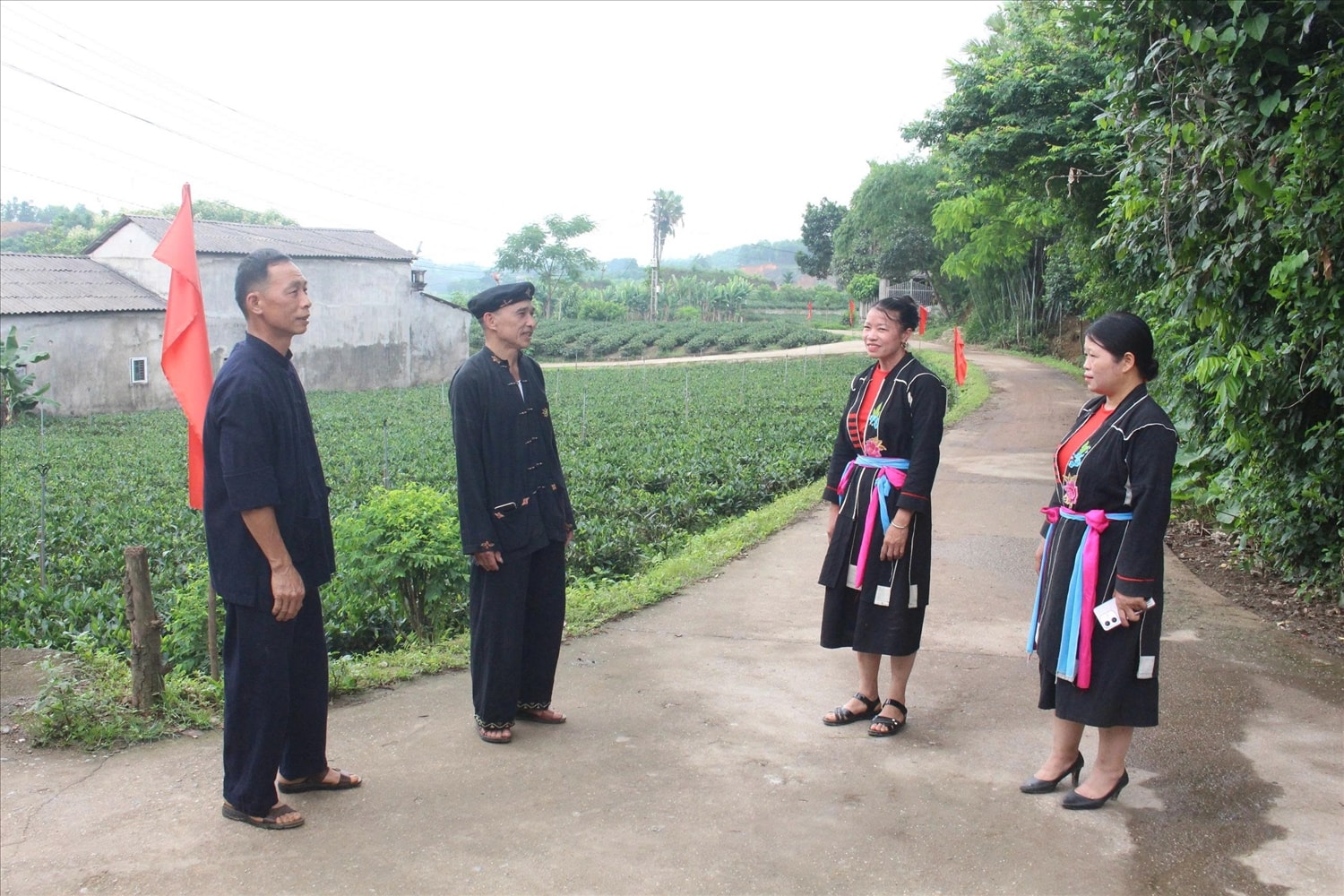 Các thành viên Câu lạc bộ múa Tắc Xình luyện tập tại thôn, giữ gìn điệu múa truyền thống của người Sán Chay – loại hình nghệ thuật dân gian mộc mạc, không cầu kỳ về âm nhạc nhưng hàm chứa chiều sâu văn hóa và triết lý sống chan hòa với thiên nhiên. (Ảnh: Vân Khánh)
