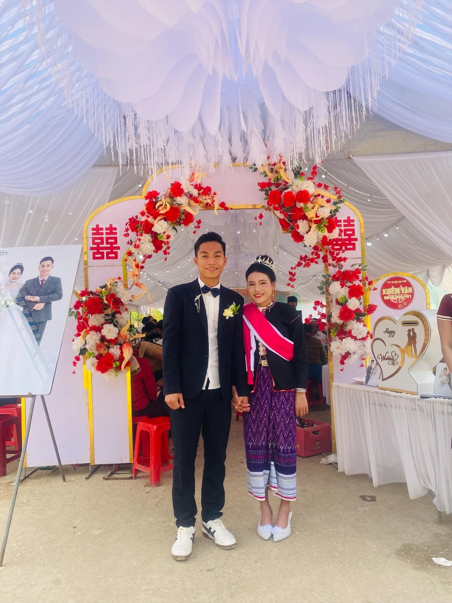 Trang phục của các cô dâu ở xã Dân Hóa trong ngày cưới