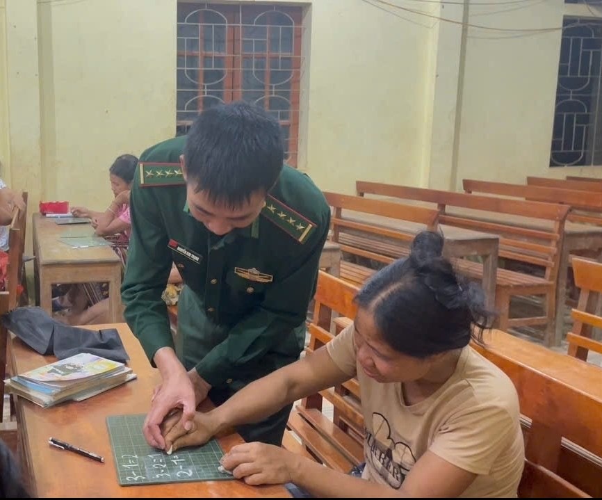 Đại úy Nguyễn Kim Trọng hướng dẫn học viên tập viết từng con số.