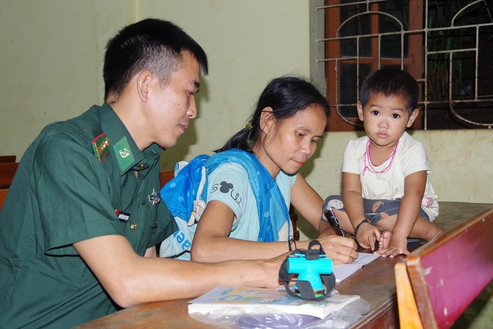 Đại úy Nguyễn Kim Trọng hướng dẫn học viên tập viết 