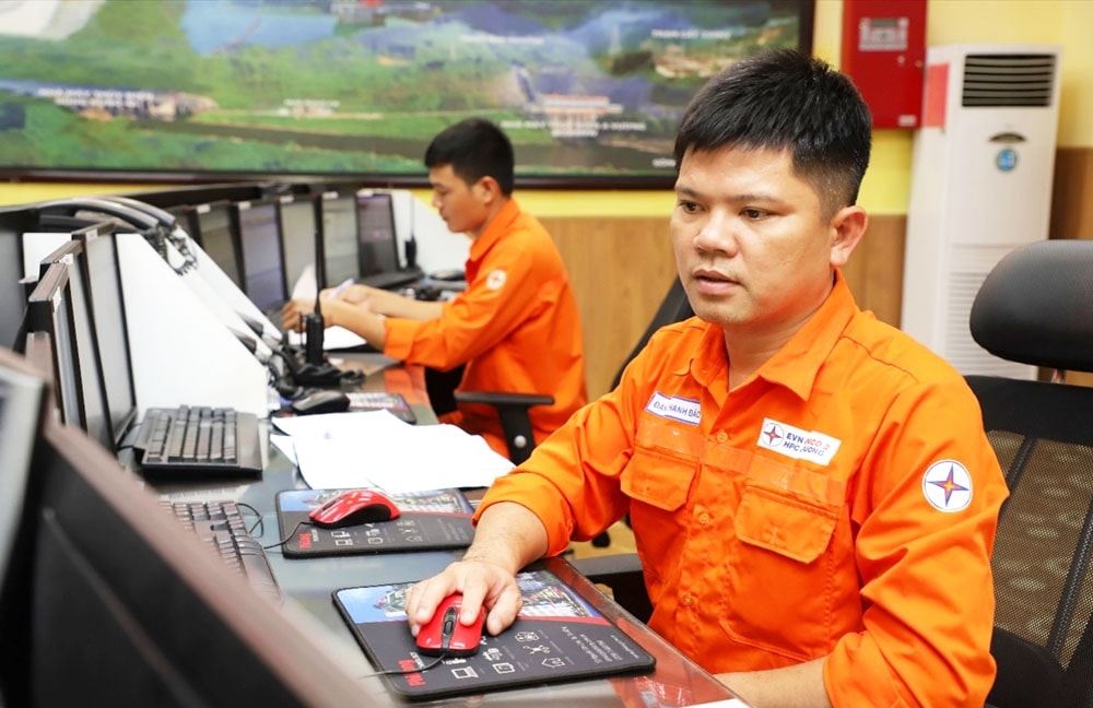 Phòng điều khiển Nhà máy Thủy điện A Vương thuộc EVNGENCO2 làm việc 24/24 giờ hàng ngày