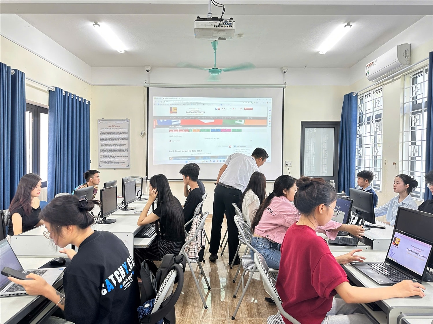 Đào tạo song bằng tạo ra hướng đi mới trong đào tạo nghề ở Trường Cao đẳng Lào Cai (ảnh Trọng Bảo)