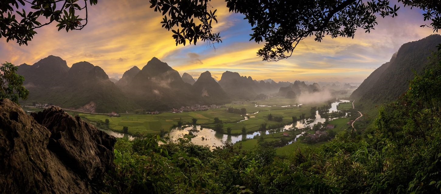 Hoàng hôn buông xuống, ánh sáng nhuộm vàng cả thung lũng, vẽ nên bức tranh huyền ảo.