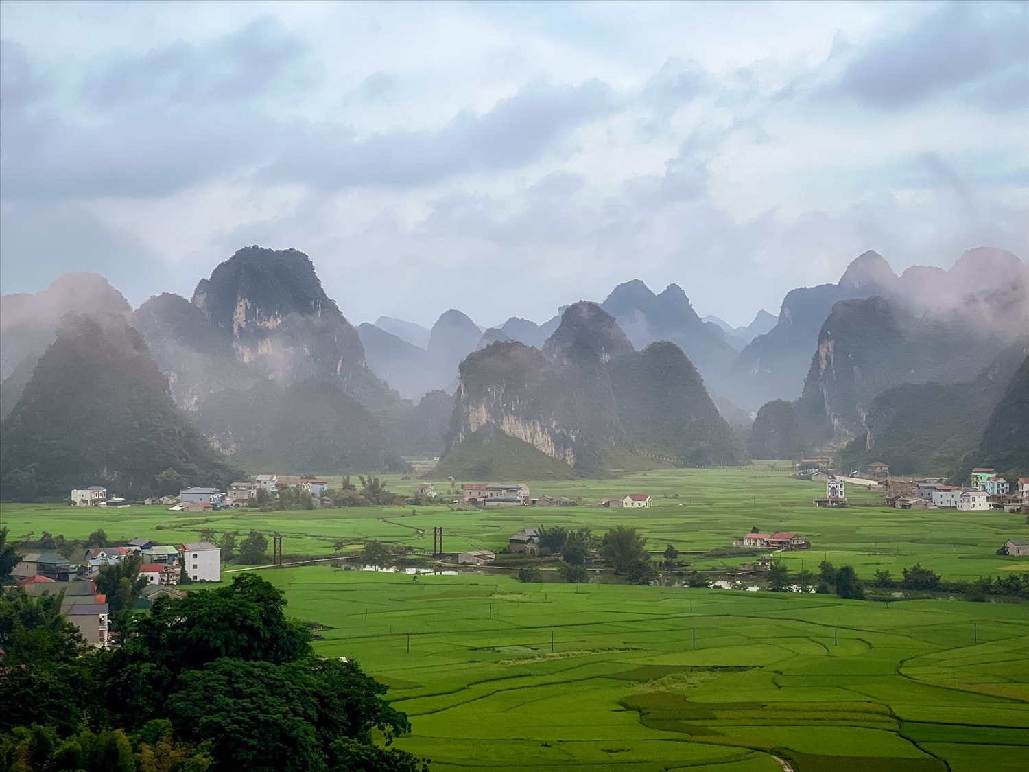 Những mái nhà nhỏ bé nép mình giữa ruộng lúa, được bao bọc bởi núi non điệp trùng.