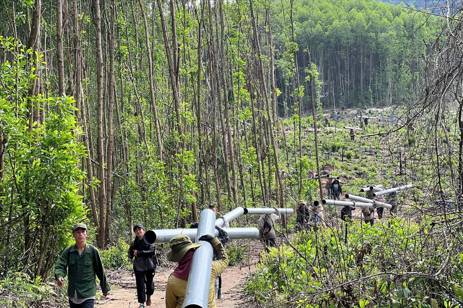 Chi đoàn Công an xã Phú Mỡ huy động đoàn viên, thanh niên đưa nguồn nước về thôn đồng bào Ba Na Chi đoàn Công an xã Phú Mỡ huy động đoàn viên, thanh niên đưa nguồn nước về thôn đồng bào Ba Na