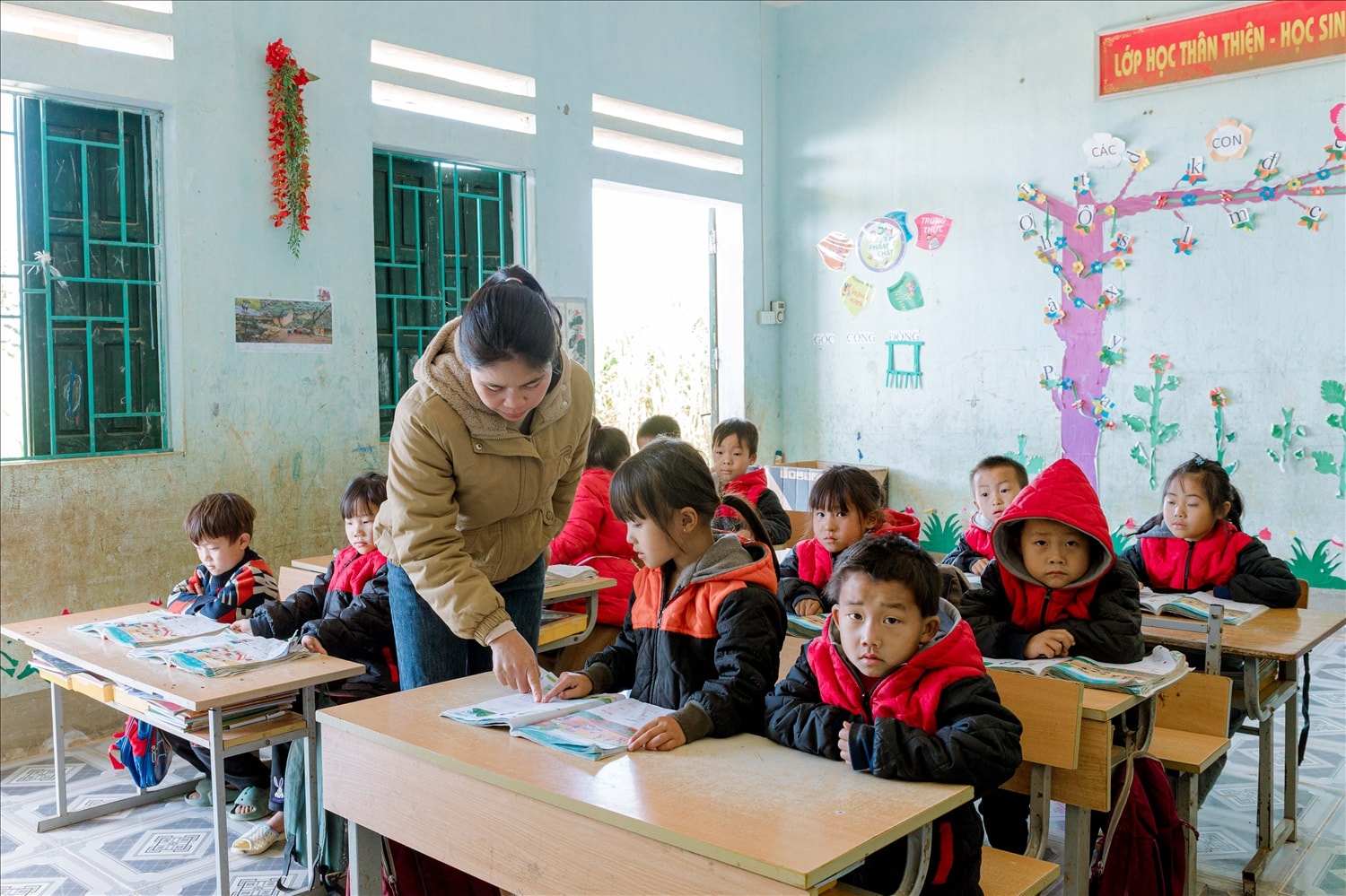 Cô và trò Điểm trường Thèn Pả, Trường Phổ thông Dân tộc Bán trú Tiểu học Thượng Phùng, xã Sơn Vĩ, tỉnh Tuyên Quang 
