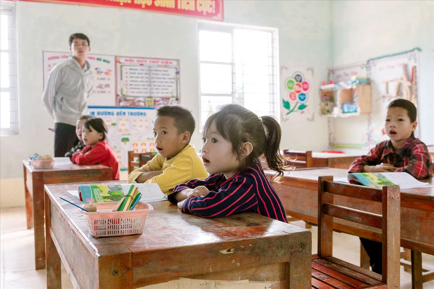 Giờ học của thầy và trò Điểm trường Suối Thầu, Trường Phổ thông Dân tộc Bán trú Tiểu học Nàn Xỉn, xã biên giới Xín Mần, tỉnh Tuyên Quang