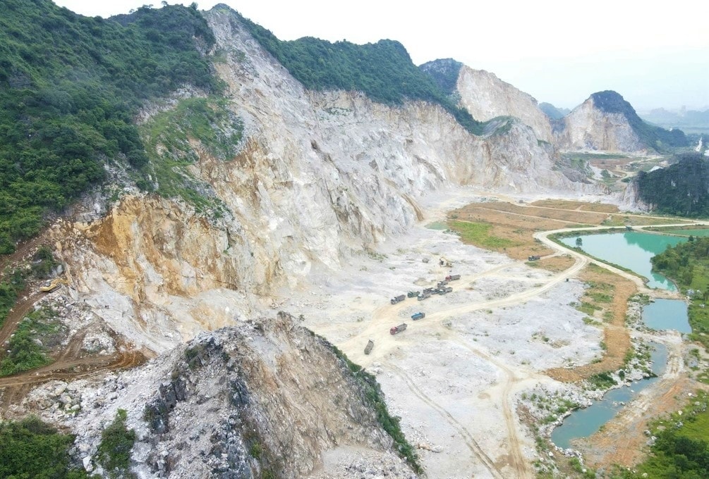 Hiện trường khu vực khai thác đá vôi ở Ninh Bình.Mỏ khai thác đá vôi của Công ty cổ phần Vissai Ninh Bình (Ảnh: Thanh Bình).