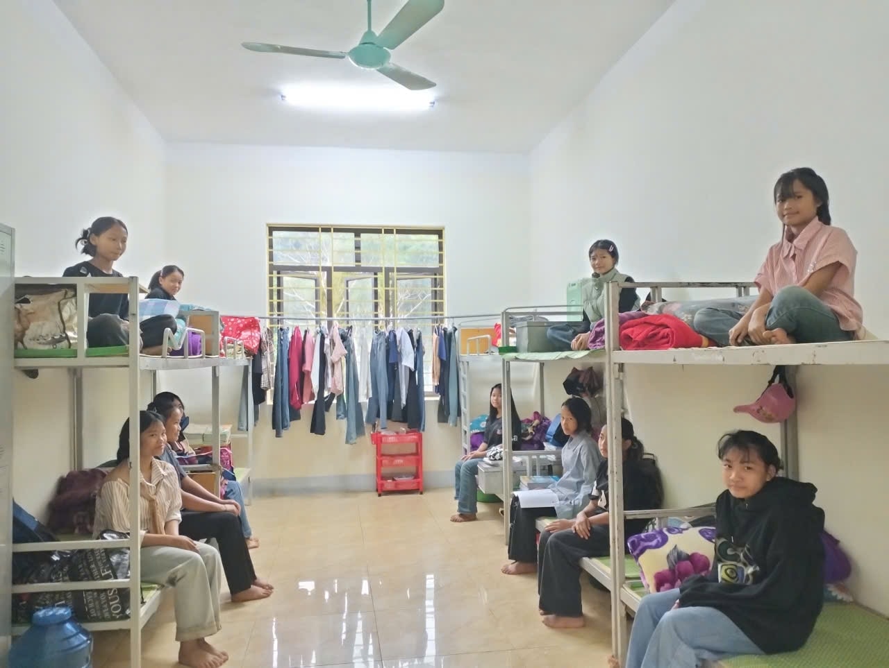Học sinh Trường THCS Yên Hòa trong khu nội trú khang trang, sạch đẹp