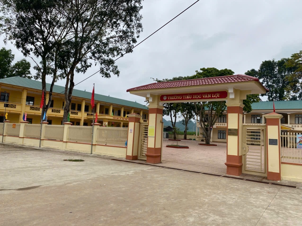 Trường Tiểu học Văn Lợi xã Minh Hợp cũng được đầu tư đồng bộ các dãy nhà học cao tầng đáp ứng tốt hơn nhu cầu dạy học của giáo viên và học sinh