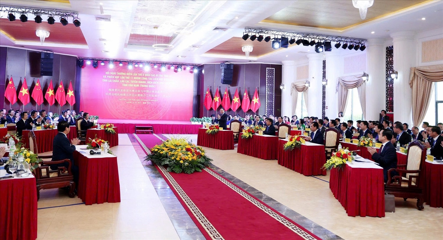 Toàn cảnh Hội nghị thường niên lần thứ 5 giữa các Bí thư Tỉnh ủy các tỉnh: Lai Châu, Lào Cai, Tuyên Quang, Điện Biên (Việt Nam) và Bí thư Tỉnh ủy Vân Nam (Trung Quốc).