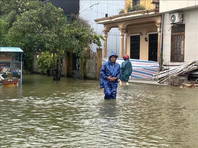 Mưa kéo dài nhiều ngày gây ngập trên một tuyến đường của phường Thuận An, TP. Huế. Ảnh: Mai Trang/TTXVN