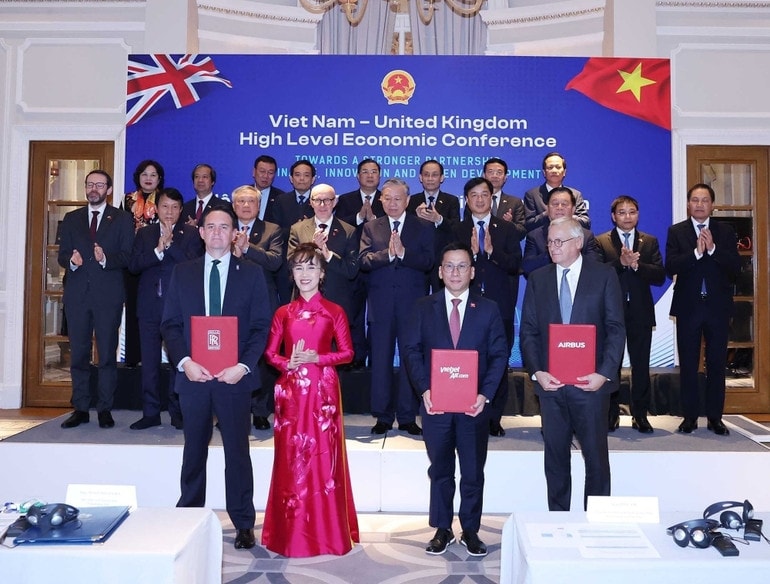 Lễ trao thỏa thuận hợp tác giữa các bộ, ngành, địa phương, doanh nghiệp hai nước trên nhiều lĩnh vực. (Ảnh: Thống Nhất/TTXVN)
