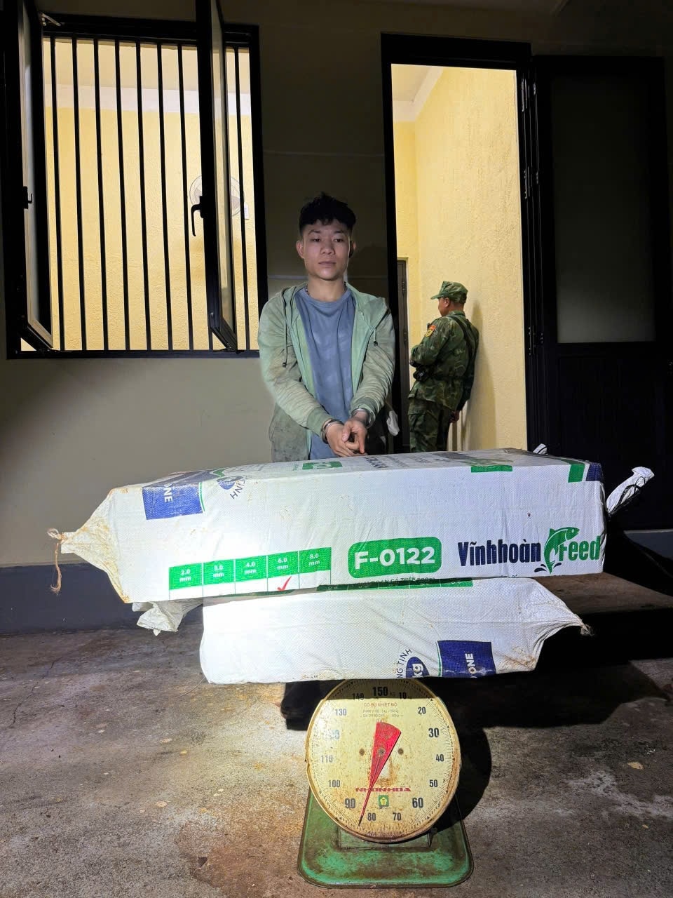 Đối tượng Dương Văn Phi cùng tang vật hơn 83kg pháo nổ vận chuyển qua khu vực biên giới