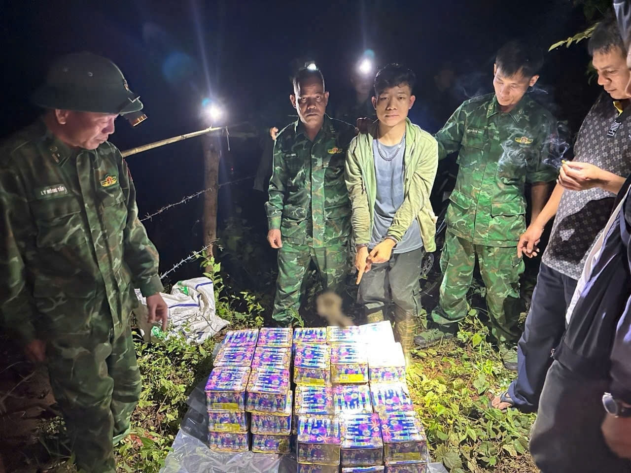 Lực lượng Biên phòng, Công an xã Ia Nan mật phục, bắt giữ đối tượng vận chuyển pháo nổ nhập lậu qua biên giới trong đêm