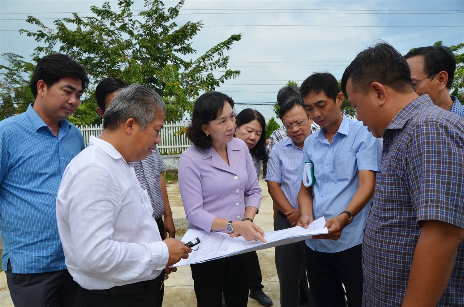 Bà Nguyễn Thị Minh Thúy, Phó Chủ tịch UBND tỉnh kiểm tra công tác chuẩn bị cho lễ khởi công 3 dự án xây dựng trường học