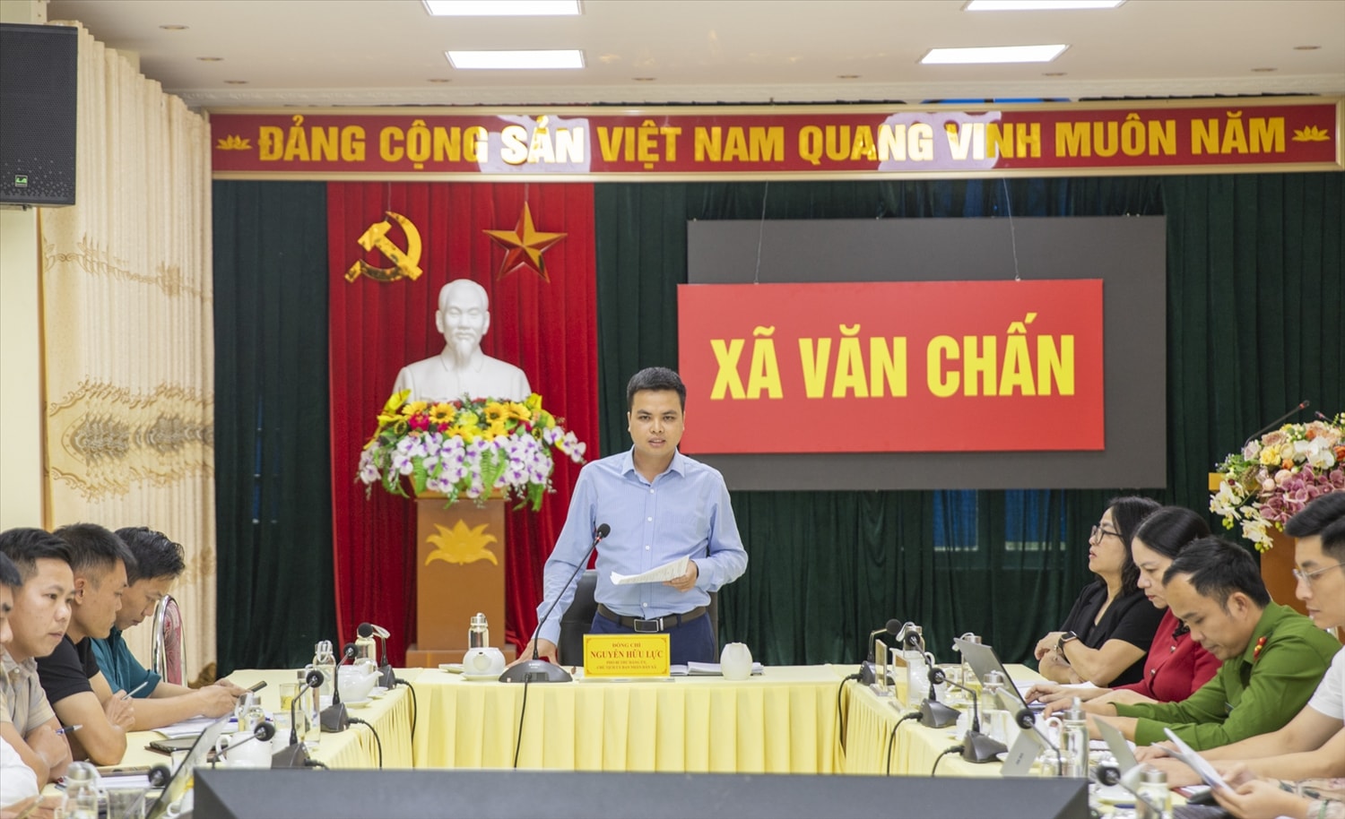 Ông Nguyễn Hữu Lực, Phó Bí thư Đảng ủy, Chủ tịch UBND xã Văn Chấn phát biểu tại cuộc họp