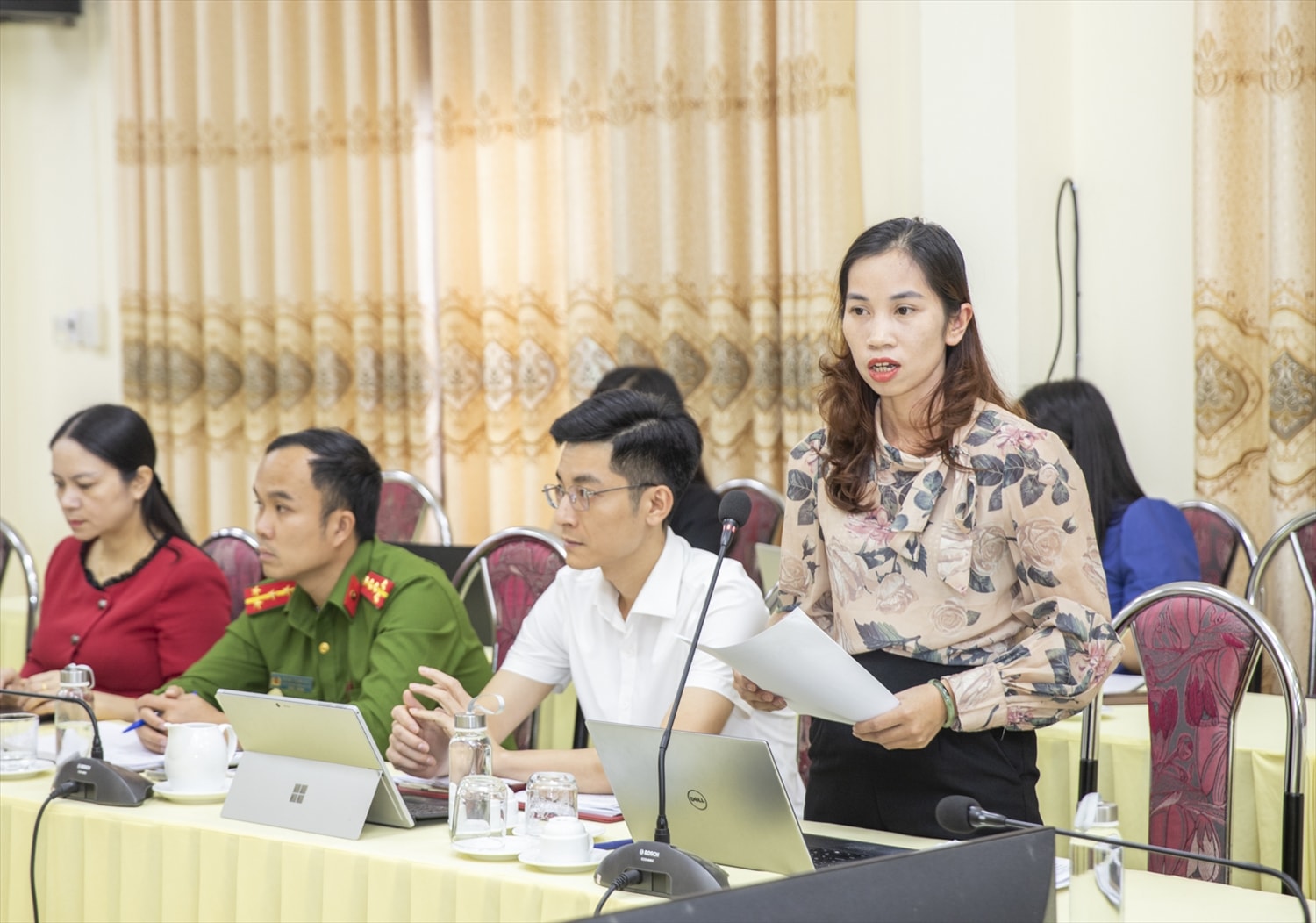 Bà Trần Thị Thêm, Trưởng phòng Văn hóa – Xã hội, xã Văn Chấn, tỉnh Lào Cai phát biểu tại cuộc họp