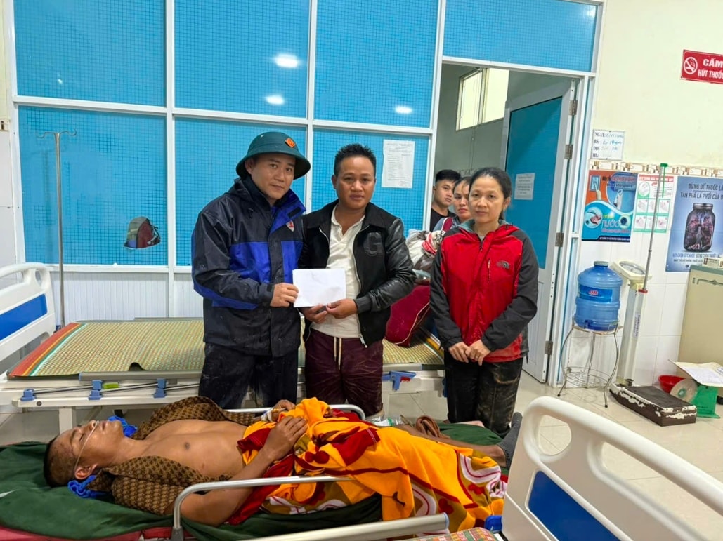Đại diện lãnh đạo xã Trà Tân thăm hỏi người bị nạn và thân nhân đồng thời trao quà động viên với mỗi suất quà trị giá 1 triệu đồng. (Ảnh: CTV)