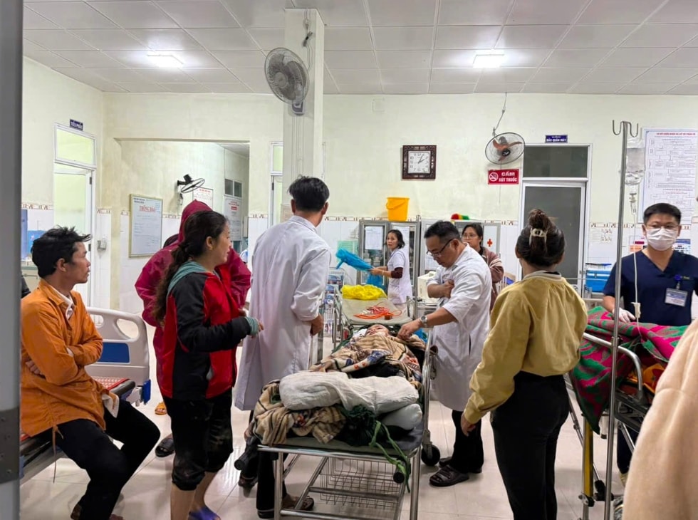 Các y bác sĩ Trung tâm Y tế khu vực Bắc Trà My đang tận tình cứu chữa cho các nạn nhân. (Ảnh: CTV)