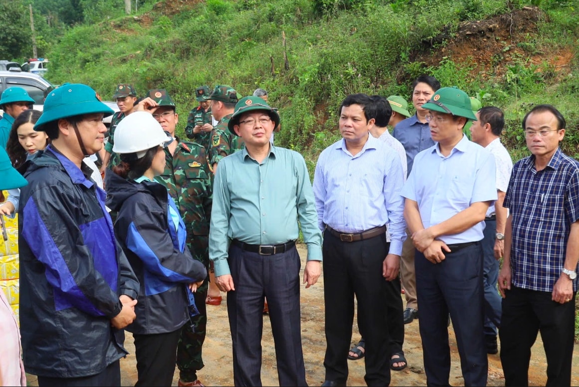 Phó Thủ tướng Chính phủ Hồ Quốc Dũng kiểm tra tình hình khắc phục hậu quả thiên tai tại tỉnh Quảng Ngãi. (Ảnh T.T) 
