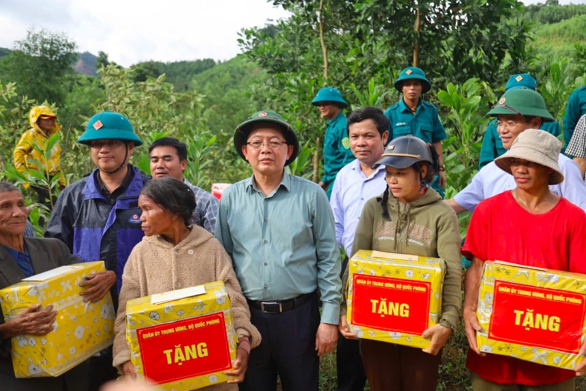 Phó Thủ tướng Chính phủ Hồ Quốc Dũng  tặng quà cho  bà con miền núi tỉnh Quảng Ngãi bị ảnh hưởng bão lũ . (Ảnh T.T) 