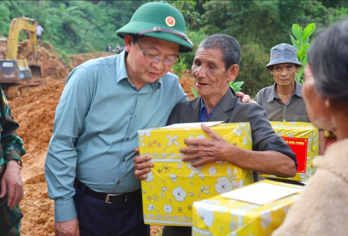 Phó Thủ tướng Chính phủ Hồ Quốc Dũng  động viên bà con miền núi tỉnh Quảng Ngãi bị ảnh hưởng bão lũ  sớm vượt qua khó khăn. (Ảnh T.T) 