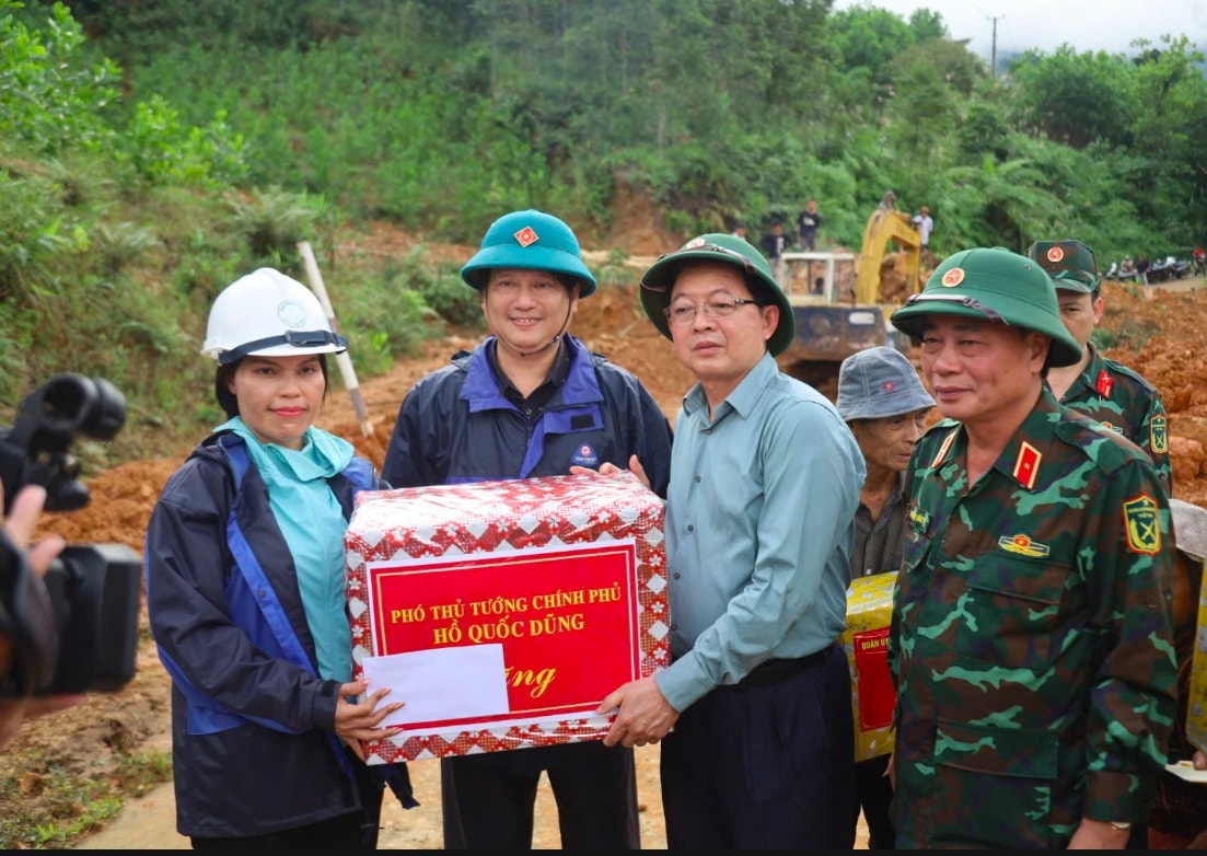 Phó Thủ tướng Chính phủ Hồ Quốc Dũng  tặng quà cho các địa phương bị ảnh hưởng bão lũ . (Ảnh T.T) 