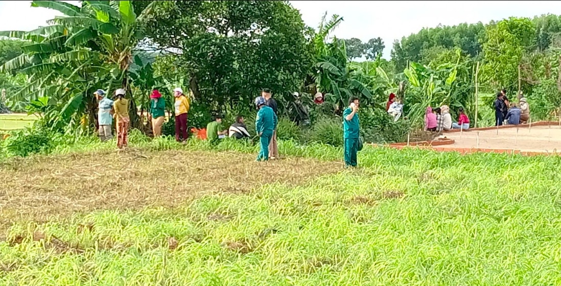 Cơ quan chức năng khám nghiệm hiện trường nơi phát hiện thi thể ông Nguyễn Đức T. (Ảnh: Đ.Minh)