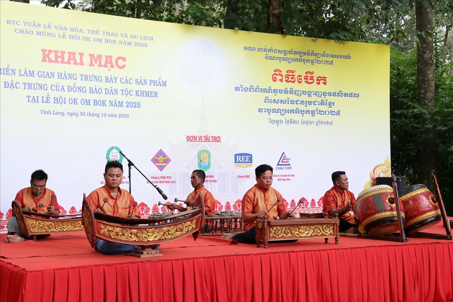 Không gian khai mạc Triển lãm gian hàng trưng bày các sản phẩm văn hóa đặc trưng của đồng bào Khmer, diễn ra chiều 30/10. (Ảnh: TP)