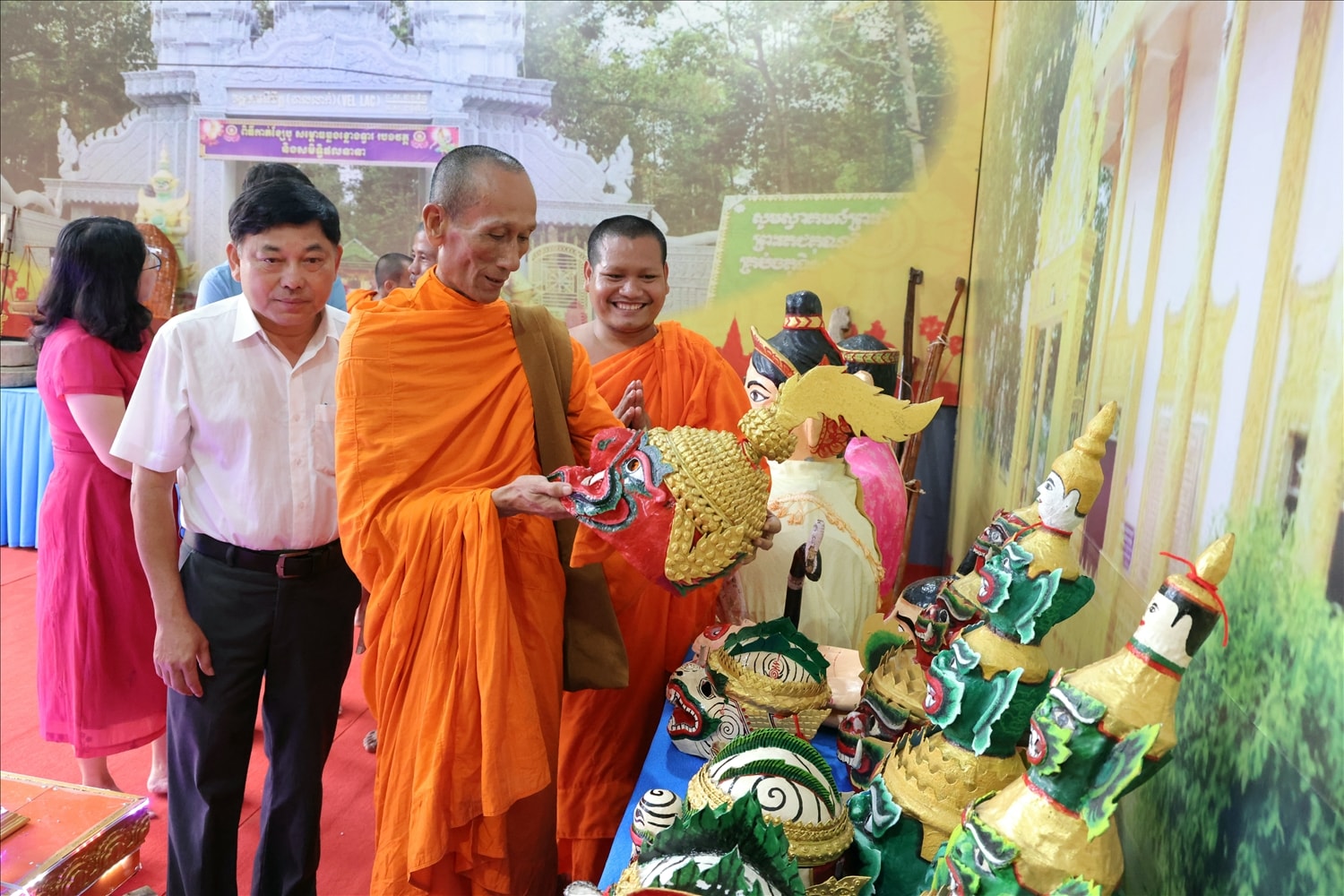 Các đại biểu tham quan triển lãm gian hàng trưng bày các sản phẩm đặc trưng của đồng bào dân tộc Khmer. (Ảnh: TP)