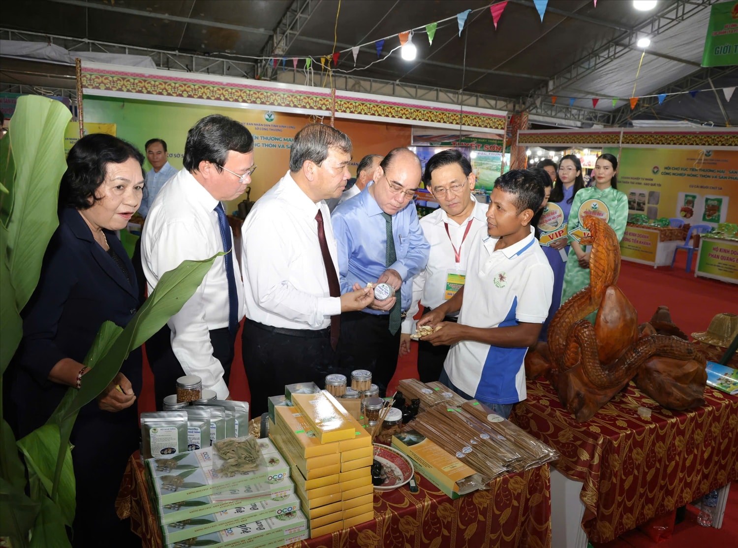 Lãnh đạo tỉnh Vĩnh Long tham quan gian hàng trưng bày tại Hội chợ xúc tiến thương mại và sản phẩm OCOP, khai mạc vào chiều tối 30/10. (Ảnh: TP)