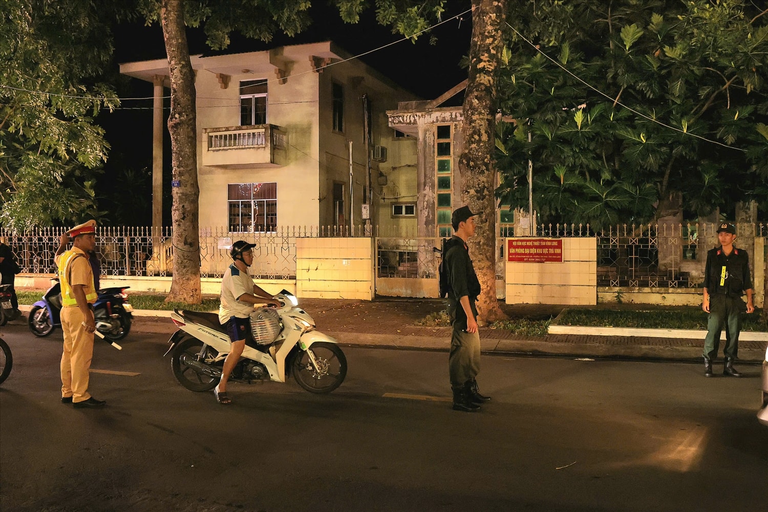 Lực lượng Công an bảo đảm an ninh, an toàn các hoạt động của Tuần lễ. (Ảnh: TP)