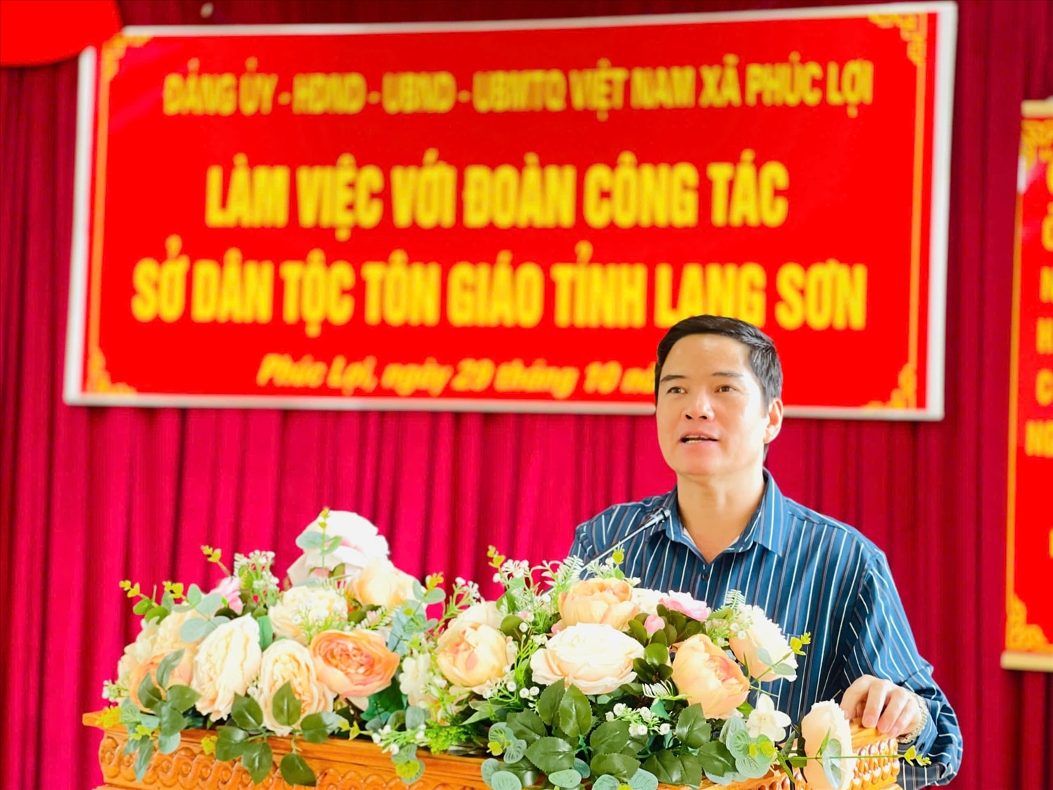 Ông Lâm Văn Viên, Phó Giám đốc Sở Dân tộc và Tôn giáo tỉnh Lào Cai phát biểu tại buổi làm việc với xã  Phúc Lợi, tỉnh Lào Cai