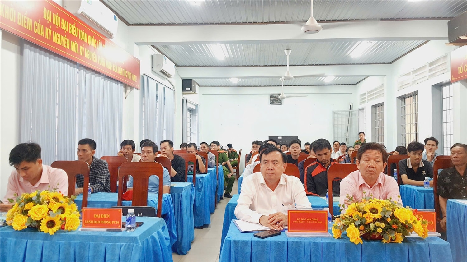 Các đại biểu tham Hội nghị thông tin pháp luật, giới thiệu việc làm, đào tạo nghề và đặc biệt là hướng dẫn vay vốn chính sách cho người CHXAPT.
