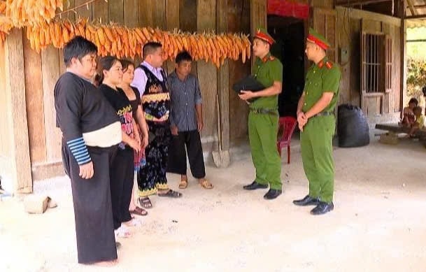 Lực lượng công an xã phối hợp với chính quyền địa phương tuyên truyền, phổ biến pháp luật về hôn nhân, góp phần ngăn chặn tình trạng tảo hôn ở vùng đồng bào dân tộc thiểu số.