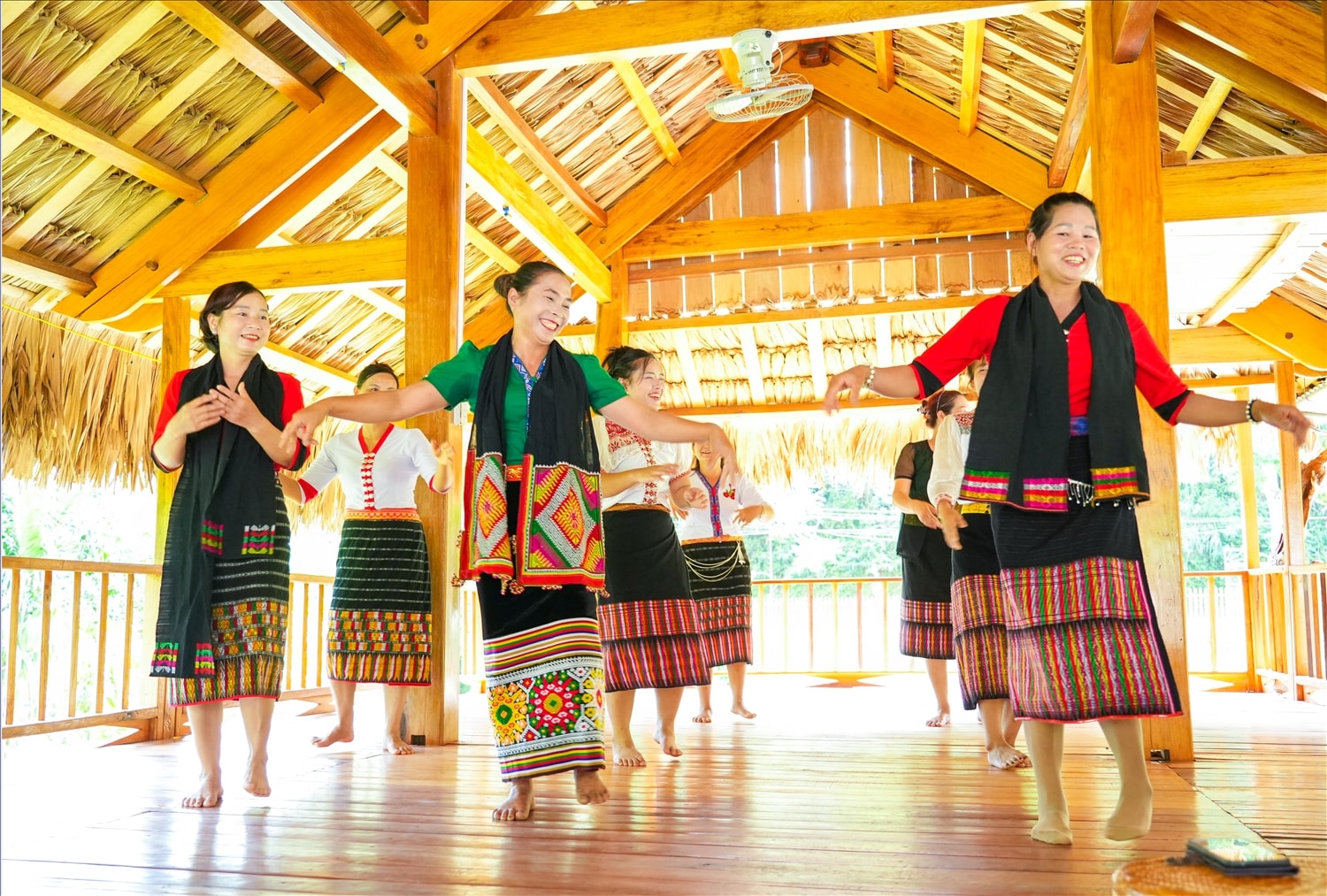 Câu lạc bộ dân ca, dân vũ bản Cao Vều đang là môi trường gìn giữ và phát huy bản sắc văn hóa người Thái ở xã Anh Sơn