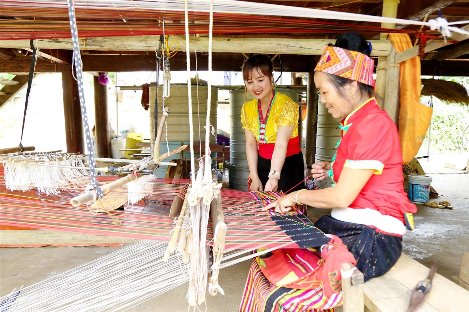 Ngành nghề truyền thống của các DTTS miền Tây Nghệ An đang được gìn giữ và phát huy tốt hơn kể từ khi thực hiện Chương trình MTQG 1719