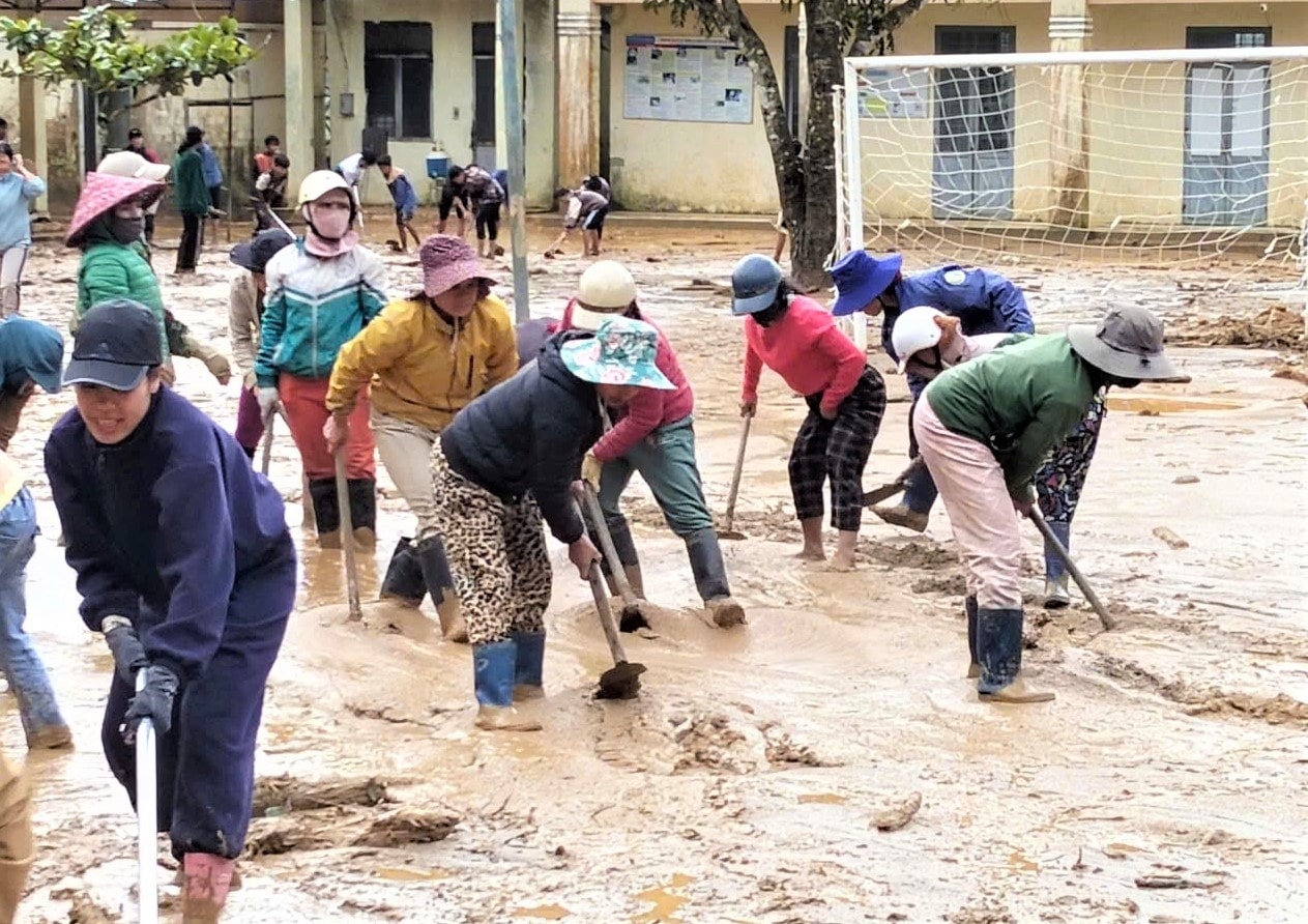 Với tinh thần tất cả vì con em, mọi vất vả của phụ huynh dường như đã tan biến. (Ảnh: Ngọc Chí)