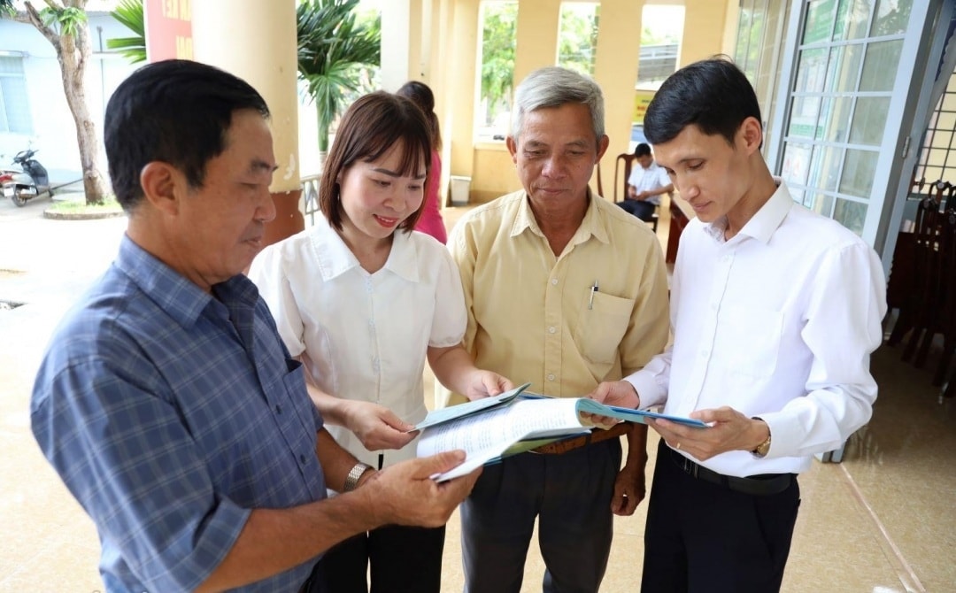Đại biểu tham gia hội nghị tập huấn tìm hiểu tài liệu về trợ giúp pháp lý