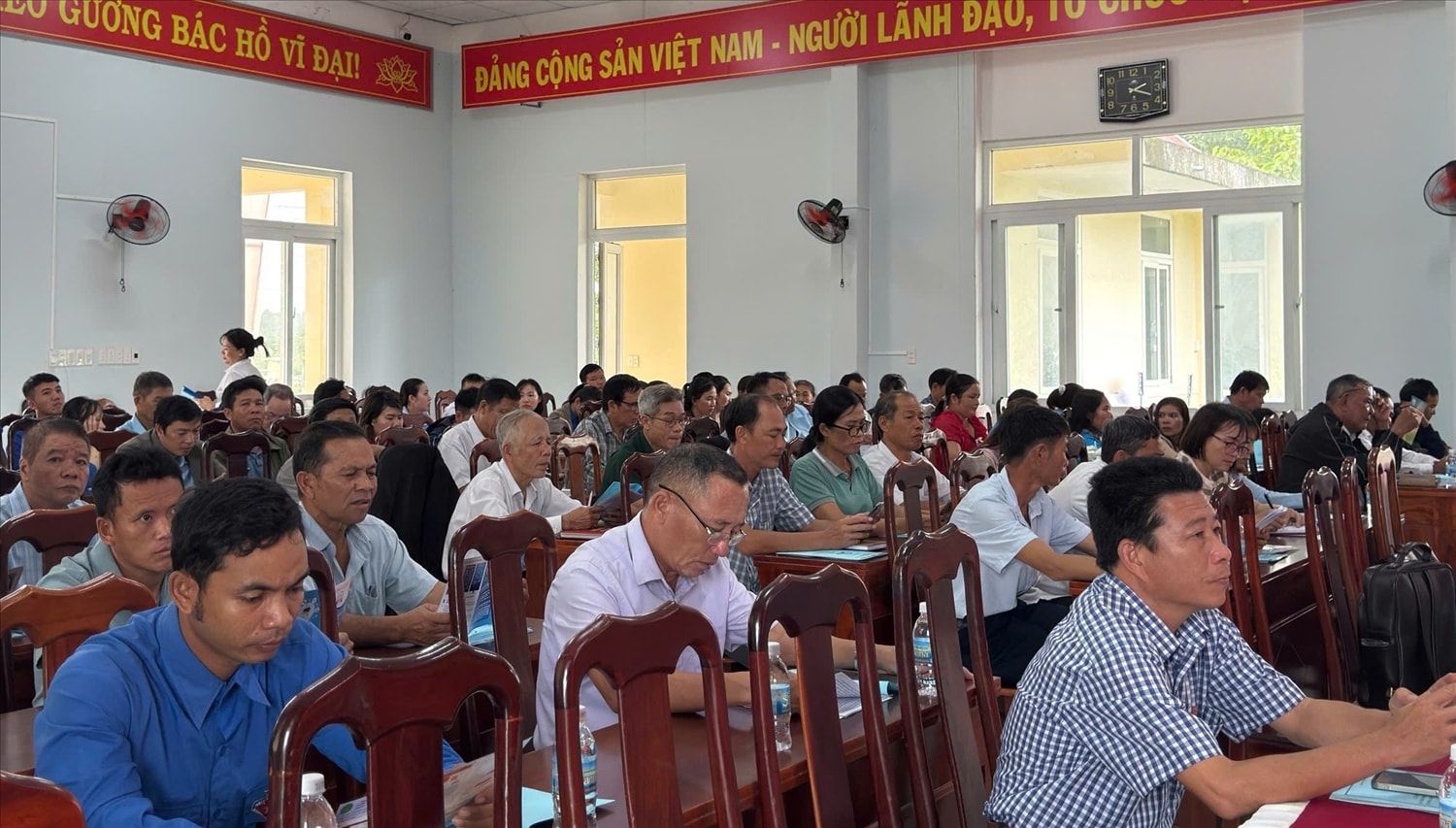 Cán bộ thôn, buôn, già làng, Người có uy tín trong cộng đồng, cán bộ đoàn thể tham gia hội nghị tập huấn