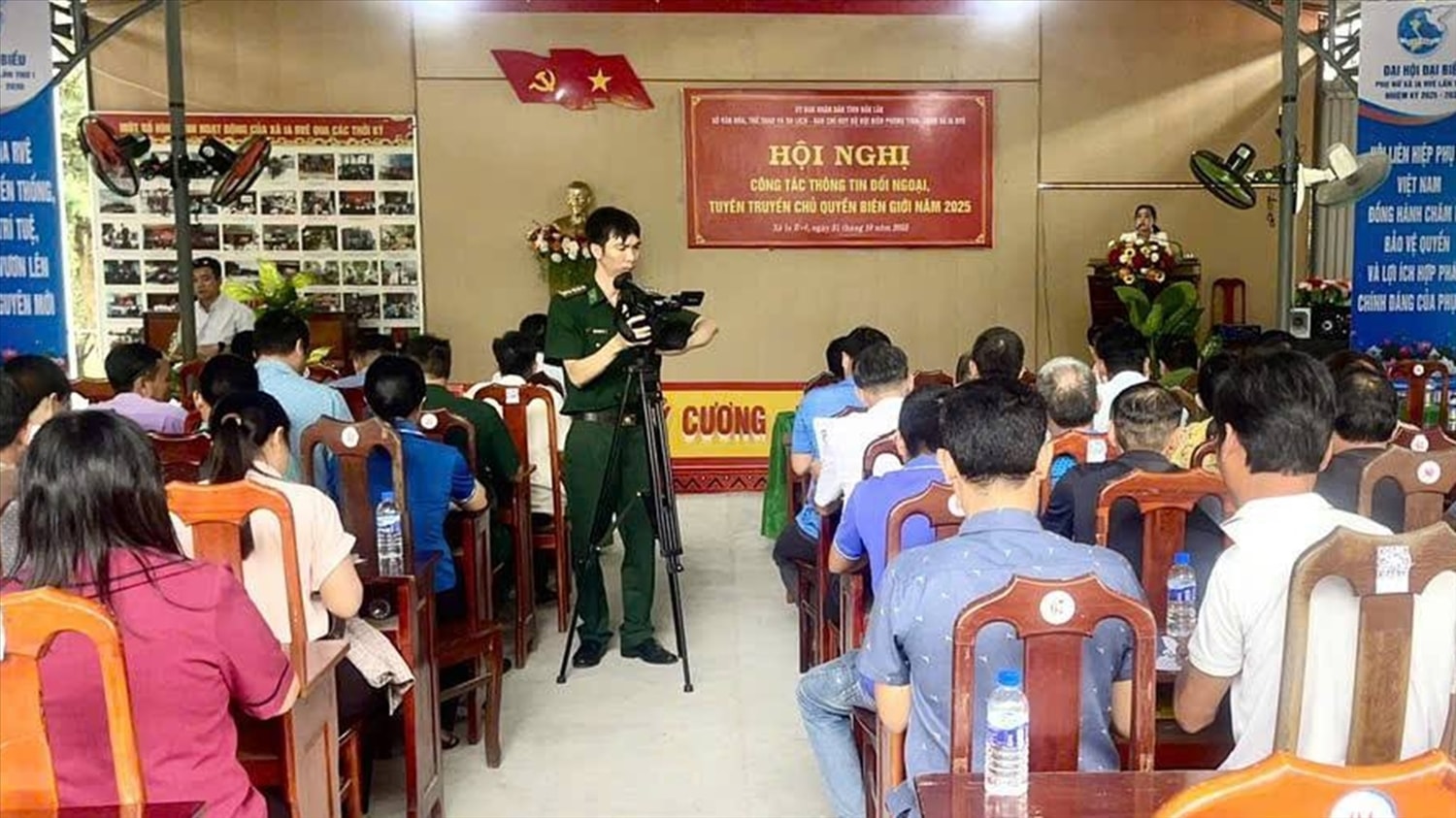 Các đại biểu dự hội nghị tập huấn ông tác thông đối ngoại, tuyên truyền chủ quyền biên giới tại xã Ia R’vê