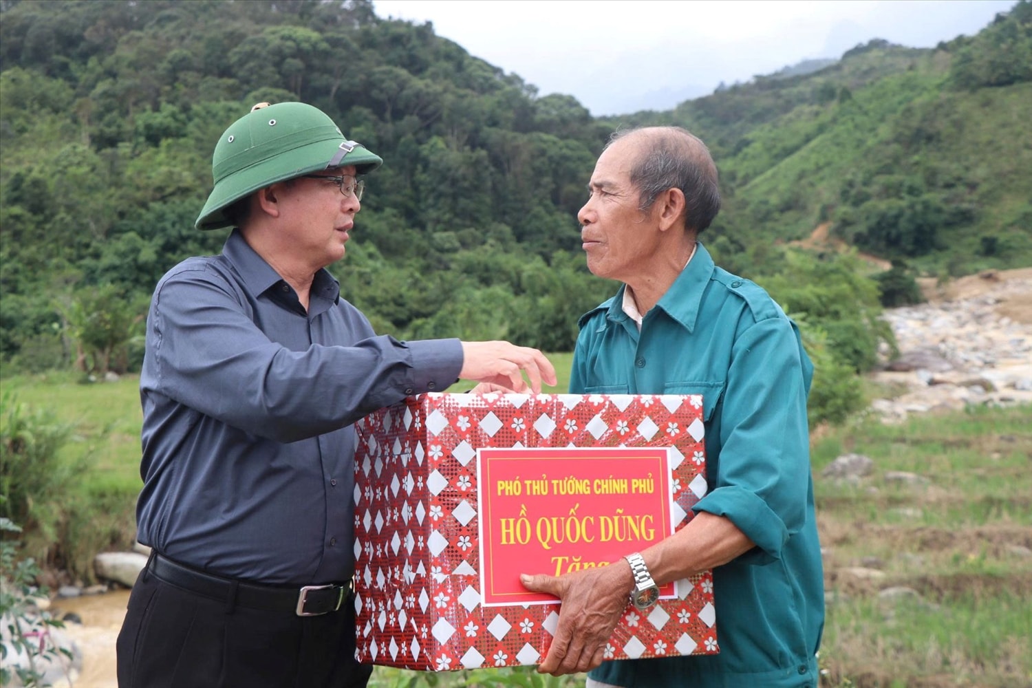 Phó Thủ tướng Chính phủ Hồ Quốc Dũng thăm hỏi, tặng quà gia đình ông A Bả, thôn Làng Mới, xã Ngọc Linh bị thiệt hại nặng do sạt lở núi. (Ảnh: Ngọc Chí)
