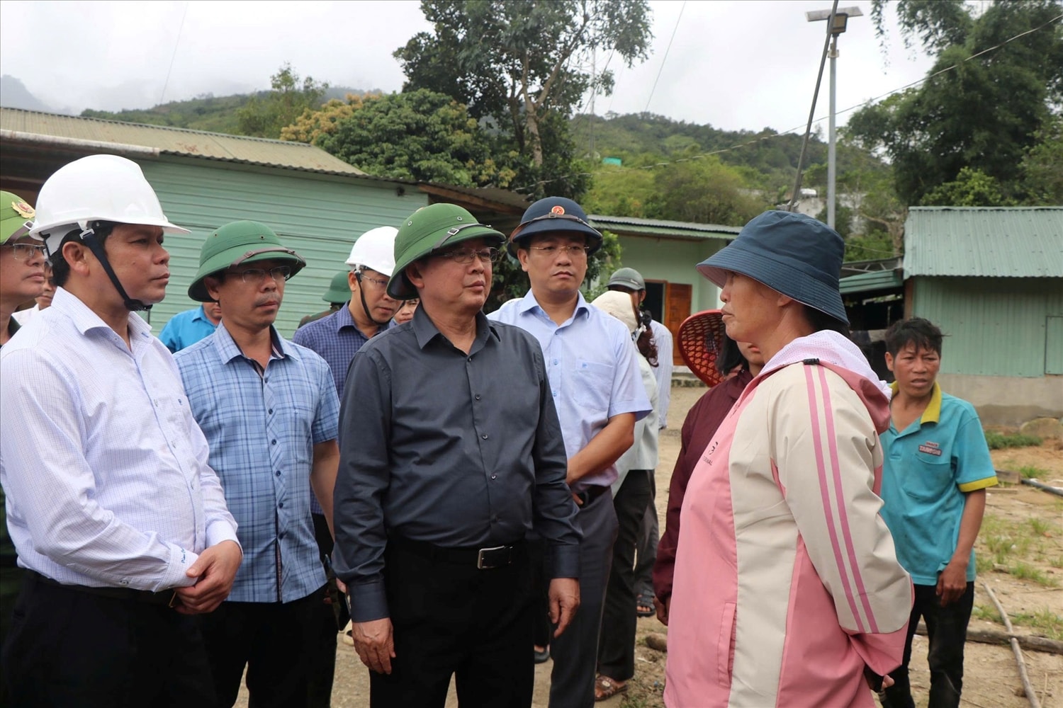 Phó Thủ tướng Chính phủ Hồ Quốc Dũng thăm hỏi các hộ dân ở thôn Làng Mới, xã Ngọc Linh. (Ảnh: Ngọc Chí)